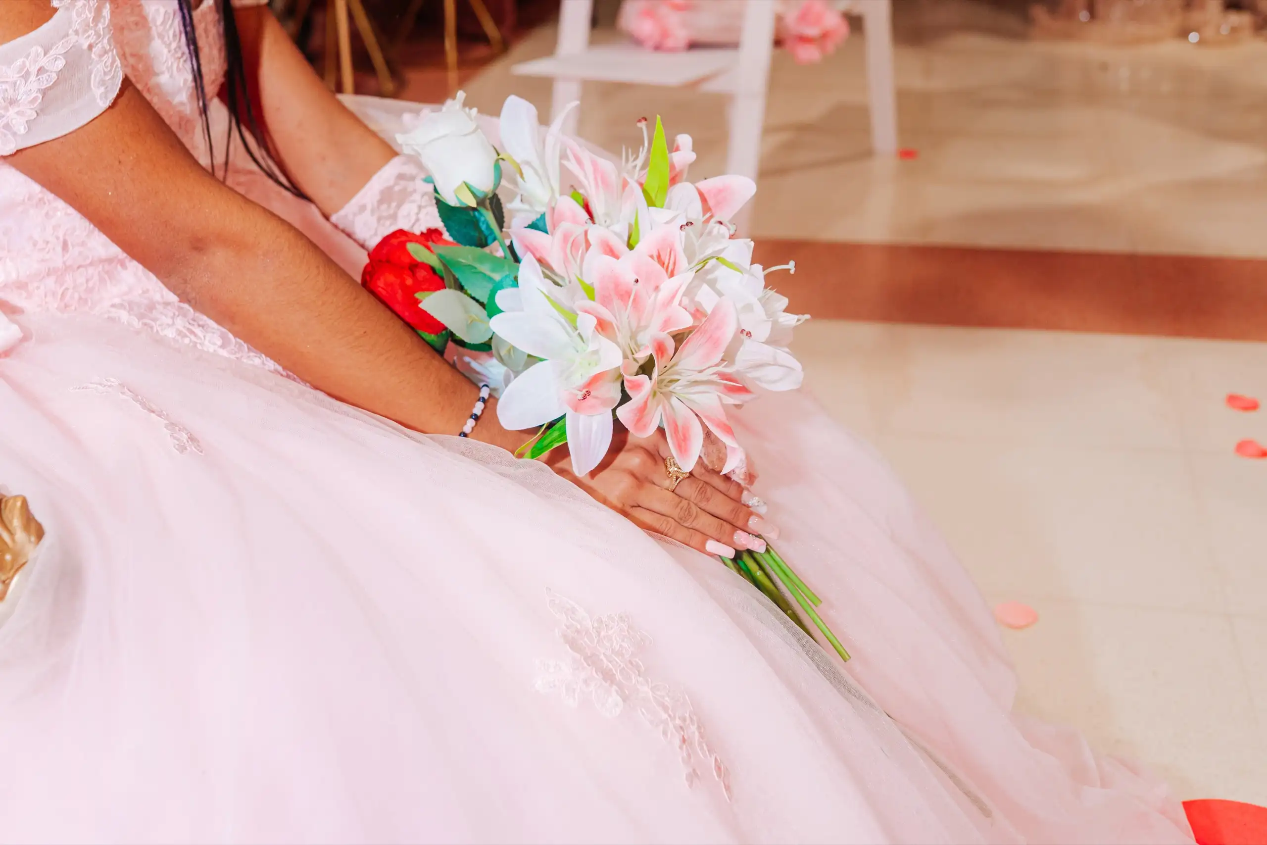 Ramo de flores sobre un vestido de fiesta rosa