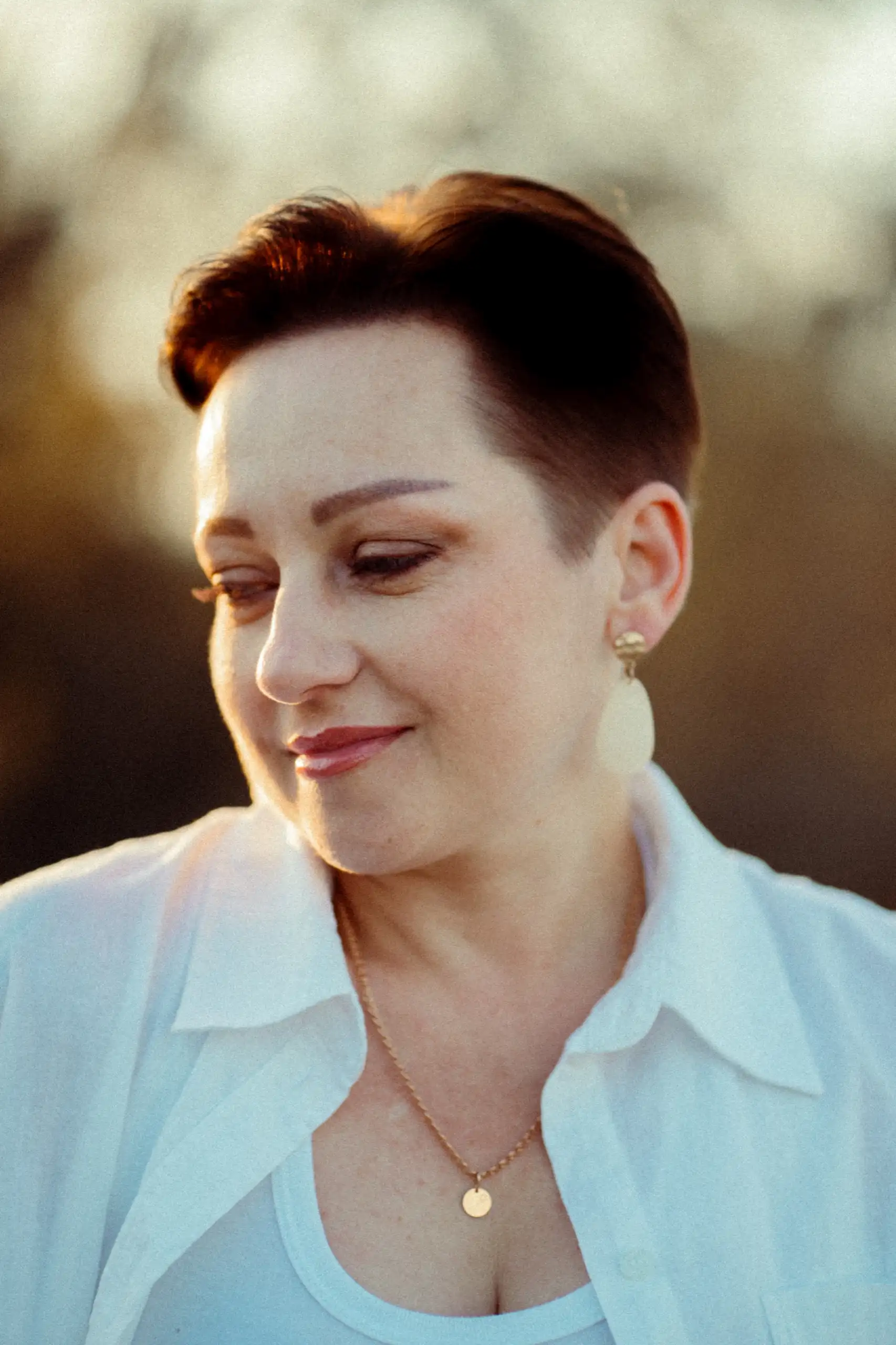 Retrato de una mujer sonriendo con la luz dorada del atardecer